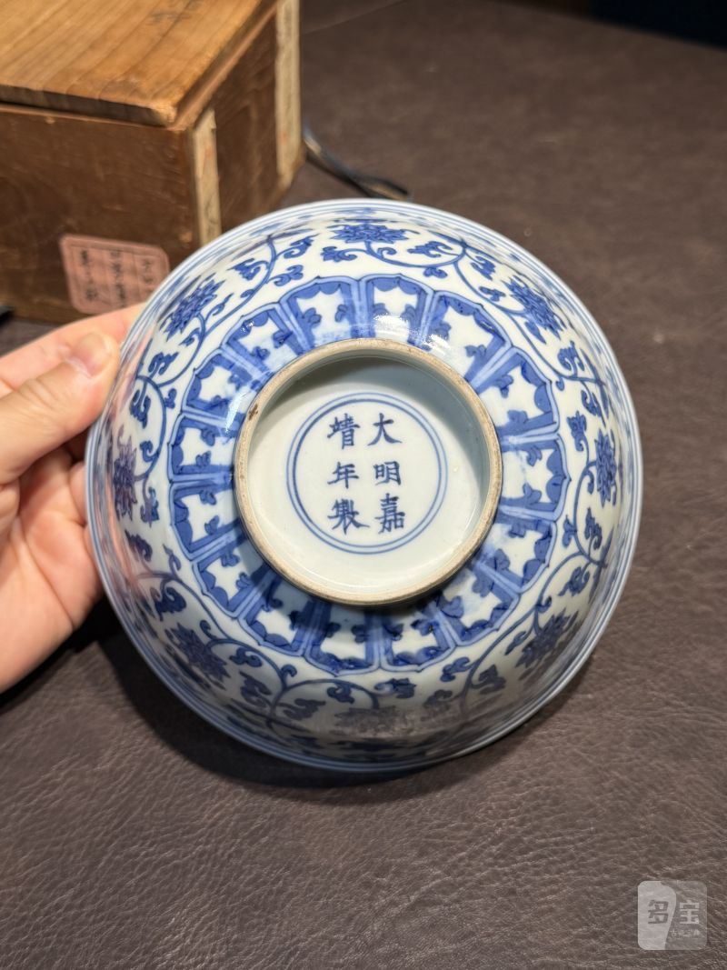 明嘉靖 青花莲托八宝纹碗（老木盒） - 图13
